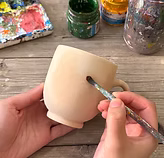 الرسم على الأكواب الفخارية
